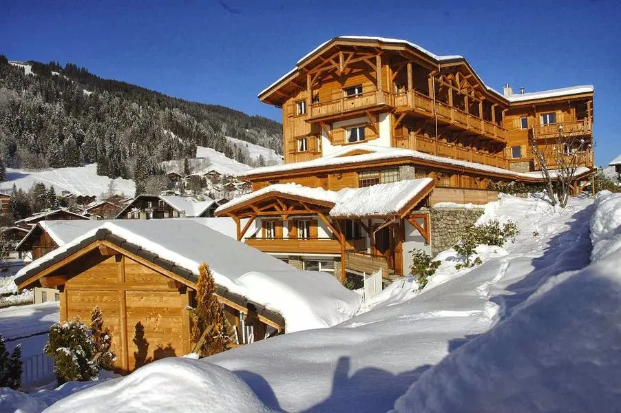 Chalets en bois sous la neige dans le village des Gets