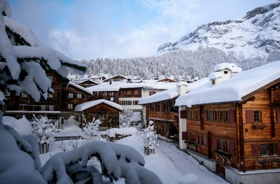 Chalets en bois dans un village enneigé