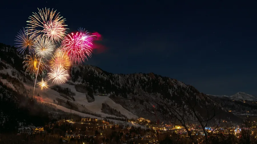 Feu d'artifice sur une montagne enneigée pour le Nouvel An