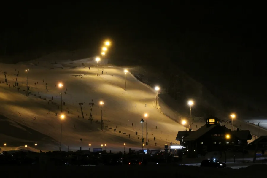 Piste de ski illuminée de nuit