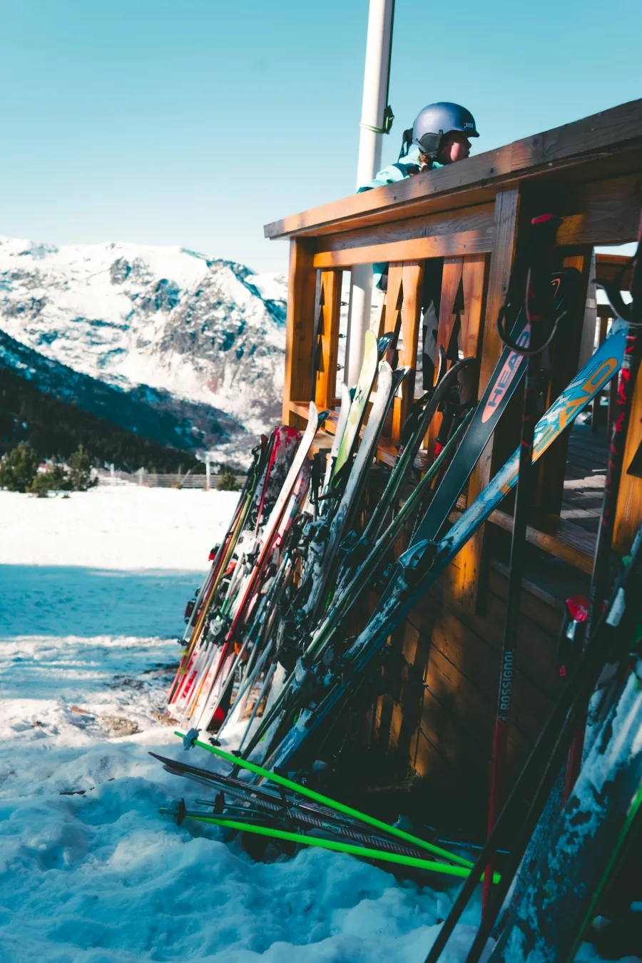 Skis plantés dans la neige devant un chalet