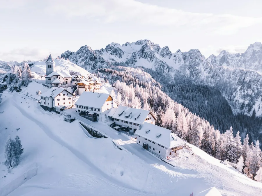 Village de montagne et chalets sous la neige
